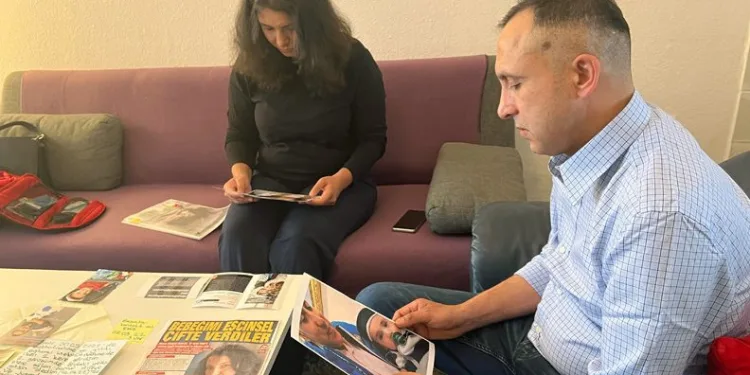 Türk ailenin bebekleri eşcinsel aileye verildi