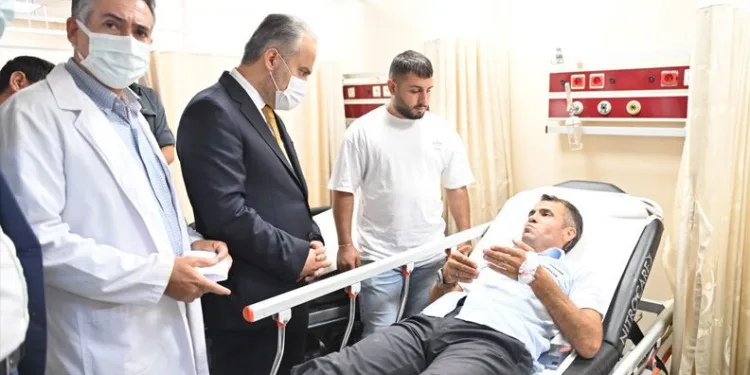 Aktaş’tan otobüs kazasında yaralananlara ziyaret