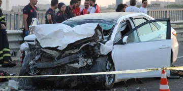 Otomobil hafriyat kamyonuna çarptı:3 ölü