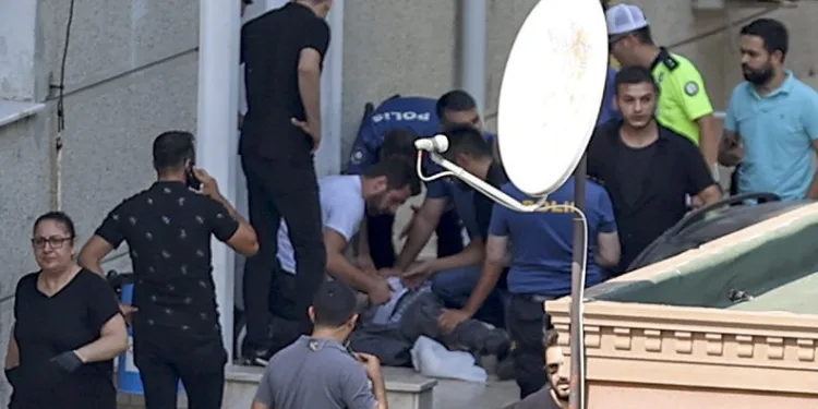 Polisi bıçaklayan zanlı vurularak yakalandı