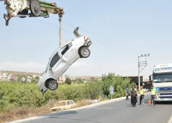Takla atan otomobil elektrik direğine çarptı