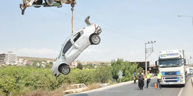 Takla atan otomobil elektrik direğine çarptı