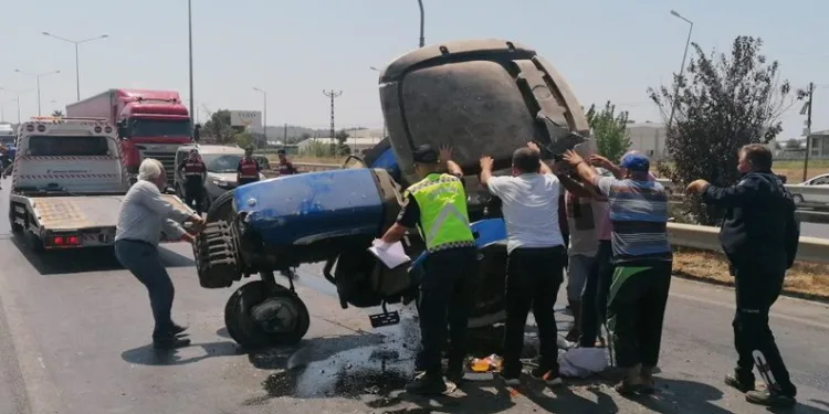 Antalya’da traktörle otomobil çarpıştı
