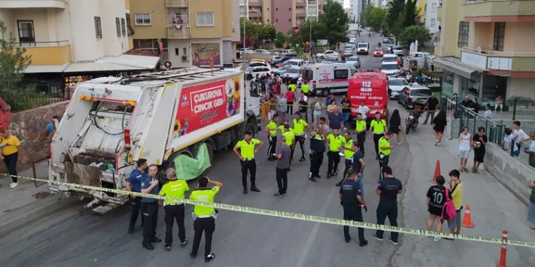 Çöp kamyonunun altında kalan çocuk öldü