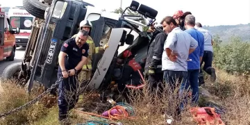 Bursa’da beton mikseri devrildi, sürücü sıkıştı