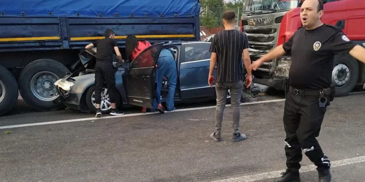 Freni boşalan TIR, zincirleme kazaya neden oldu