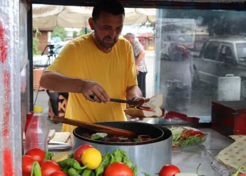 33 yıldır seyyar arabayla köfte satıyor