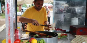 33 yıldır seyyar arabayla köfte satıyor