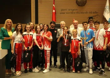 Genç sporcular başarılarını Başkan Erdem’le paylaştı
