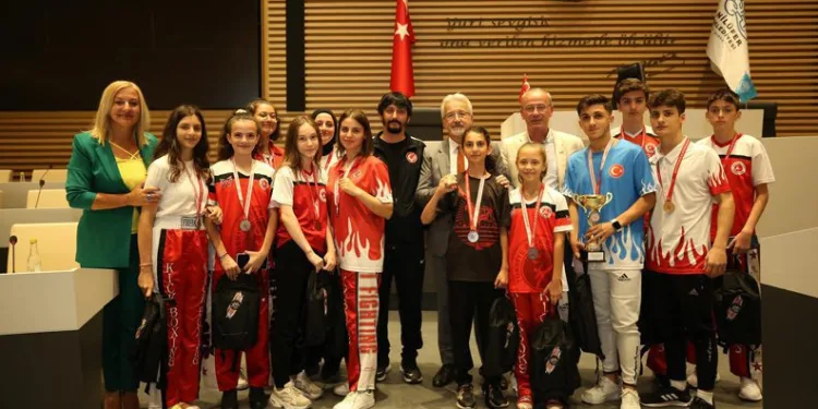 Genç sporcular başarılarını Başkan Erdem’le paylaştı