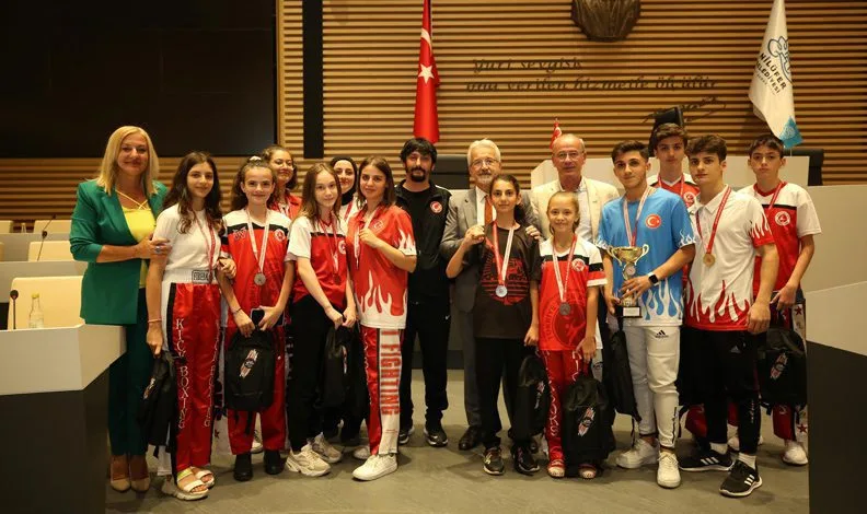 Genç sporcular başarılarını Başkan Erdem’le paylaştı