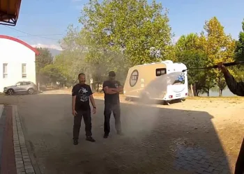 Uçmayı başaran öğrencilerini su tabancasıyla yıkadı