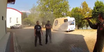Uçmayı başaran öğrencilerini su tabancasıyla yıkadı
