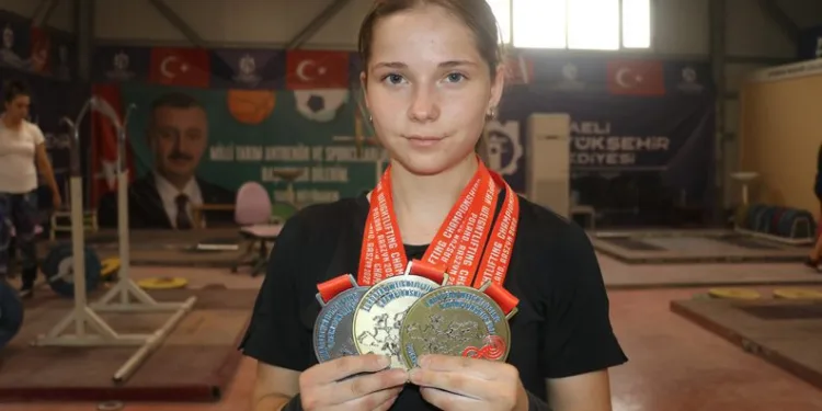 Avrupa şampiyonu milli halterci, başarısını yineledi