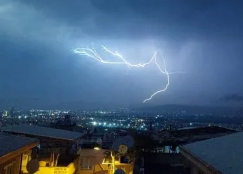 Bursa’da geceyi şimşekler aydınlattı