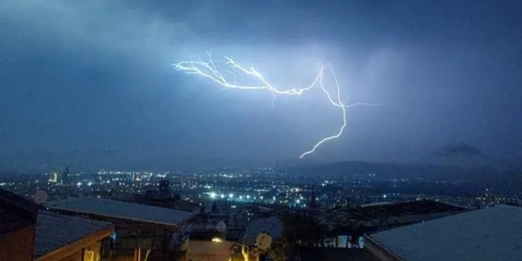 Bursa’da geceyi şimşekler aydınlattı