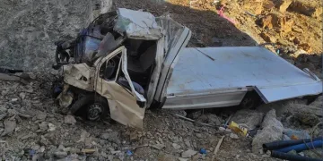 Kamyonet uçuruma yuvarlandı: 3 ölü