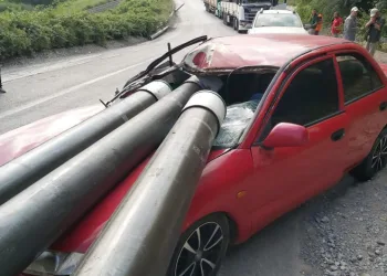 Zonguldak’ta tonlarca ağırlıktaki borular otomobile saplandı