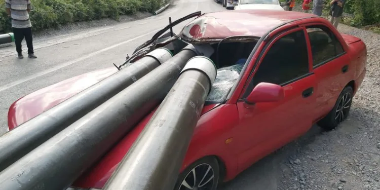 Zonguldak’ta tonlarca ağırlıktaki borular otomobile saplandı