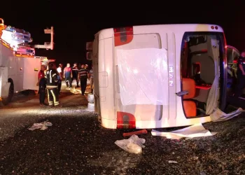 Yolcu otobüsü devrildi: 2’si ağır 28 yaralı
