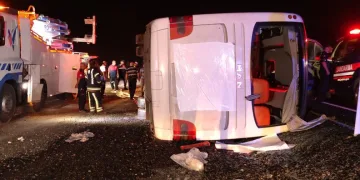 Yolcu otobüsü devrildi: 2’si ağır 28 yaralı
