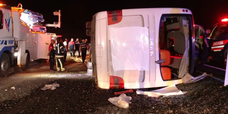 Yolcu otobüsü devrildi: 2’si ağır 28 yaralı