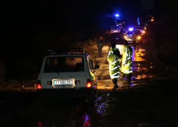 Çanakkale’de sağanak sonrası köy yolunda göçük