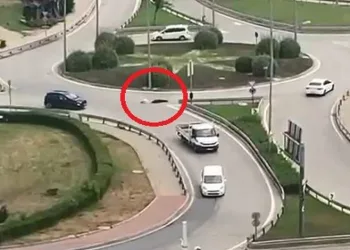Bursa’da araçların önüne atlayarak kan parası istedi