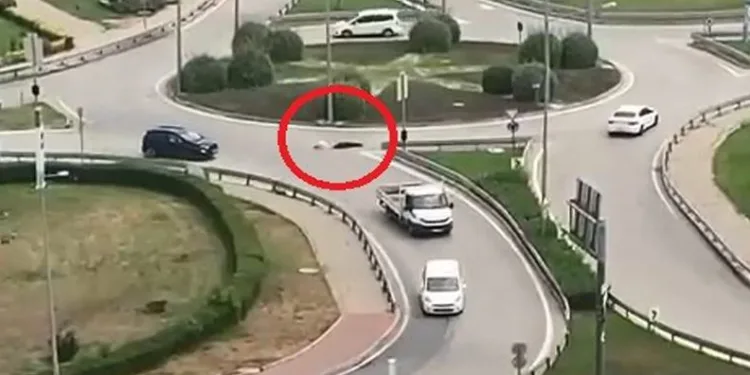 Bursa’da araçların önüne atlayarak kan parası istedi