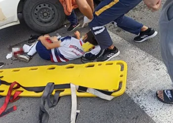 Kaldırımdan yürürken ayağının üzerinden otomobil geçti