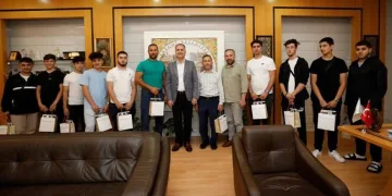 İngiltere’deki Türk ailelerin çocukları Başkan Taban’la buluştu