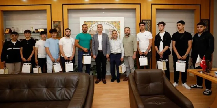 İngiltere’deki Türk ailelerin çocukları Başkan Taban’la buluştu
