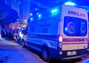 3 yaşındaki çocuk babasını silahla vurdu