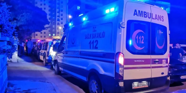 3 yaşındaki çocuk babasını silahla vurdu