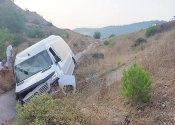 Bilecik’te minibüs sulama kanalına devrildi
