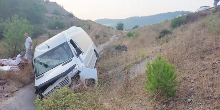 Bilecik’te minibüs sulama kanalına devrildi