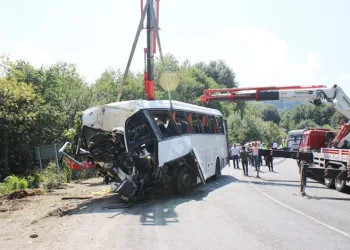 5 kişinin öldüğü otobüsün enkazı kaldırıldı