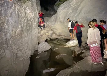Antalya’da yolunu kaybeden turistler kurtarıldı