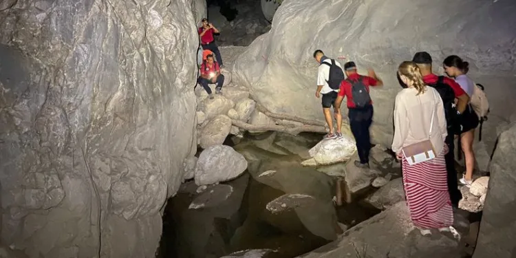 Antalya’da yolunu kaybeden turistler kurtarıldı