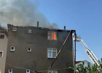 Kocaeli’de binanın çatısında çıkan yangın söndürüldü