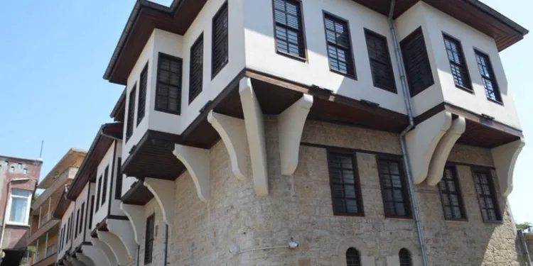 Kahramanmaraş’ın asırlık evleri zamana meydan okuyor