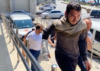Tanımadığı kadına yumruk atıp dişlerini kırdı
