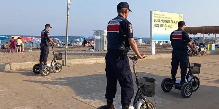 Mersin’de scooterlu jandarma ekipleri devriyede