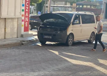 Kocaeli’de seyir halindeki minibüste yangın