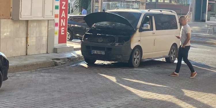 Kocaeli’de seyir halindeki minibüste yangın