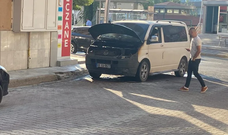 Kocaeli’de seyir halindeki minibüste yangın