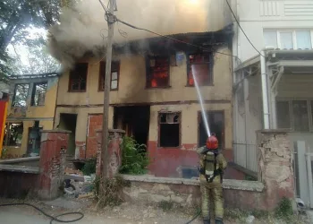 Bursa’da iki katlı ahşap evde yangın