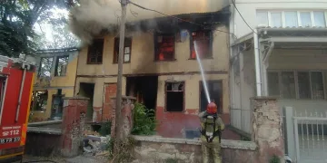 Bursa’da iki katlı ahşap evde yangın
