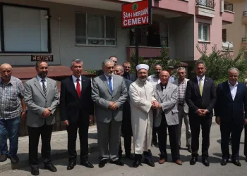 Ali Erbaş’tan saldırıya uğrayan cemevine ziyaret