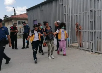 Yolda tanımadığı kişi tarafından bıçaklandı
